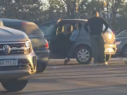 Dos automovilistas protagonizaron un fuerte choque en la intersección de Avenida Mosconi y Bahía Blanca. Dos automovilistas protagonizaron un fuerte choque en la intersección de Avenida Mosconi y Bahía Blanca.