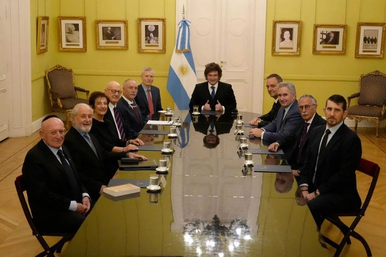 Milei en reunión junto a Manuel Adorni este martes.
