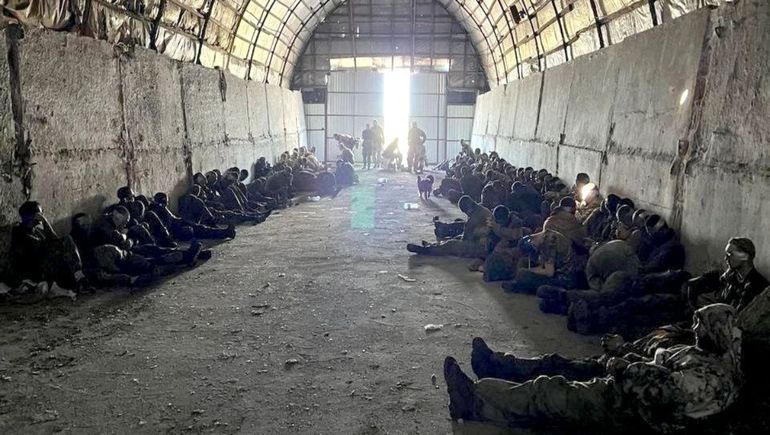 Soldados rusos detenidos en un hangar por fuerzas ucranianas.