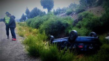 un joven completamente borracho volco en un acceso a bariloche un joven completamente borracho volco en un acceso a bariloche