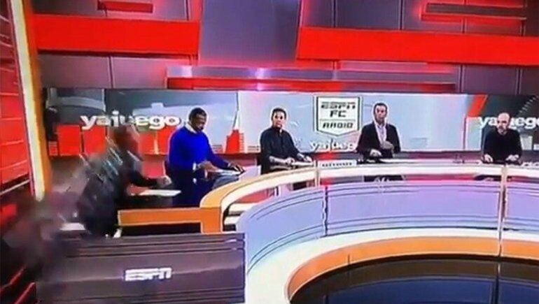 Una pantalla aplastó a un periodista en pleno vivo