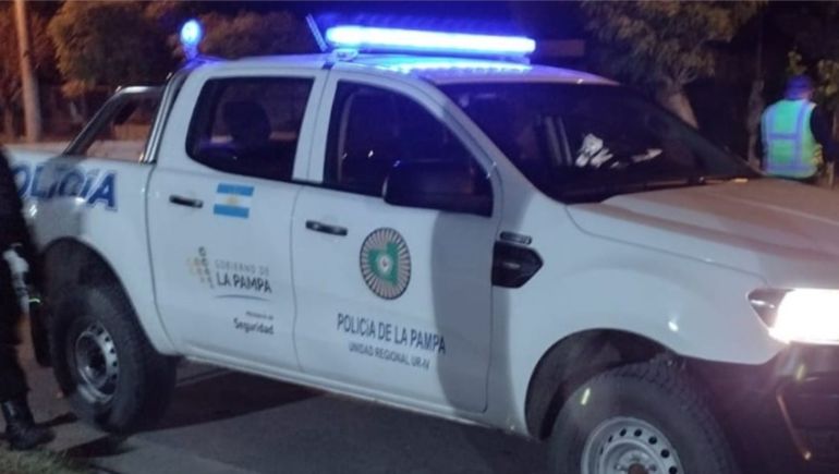 La Policía de La Pampa intervino luego de un llamado telefónico denunciando y habló con una vecina que vio al hombre disparándole al perro. 