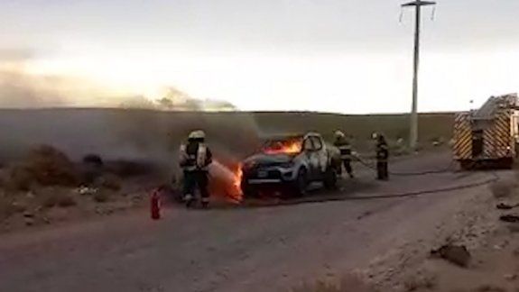 Bomberos ayudaron a apagar una camioneta que se prendió fuego