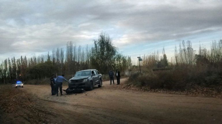 Dos heridos en un choque entre una moto y una camioneta en una calle rural