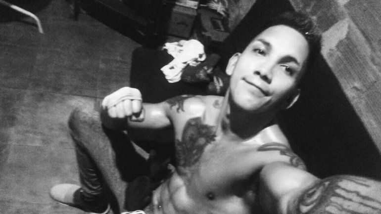 El joven recibió al menos un disparo de arma de fuego en el pecho.