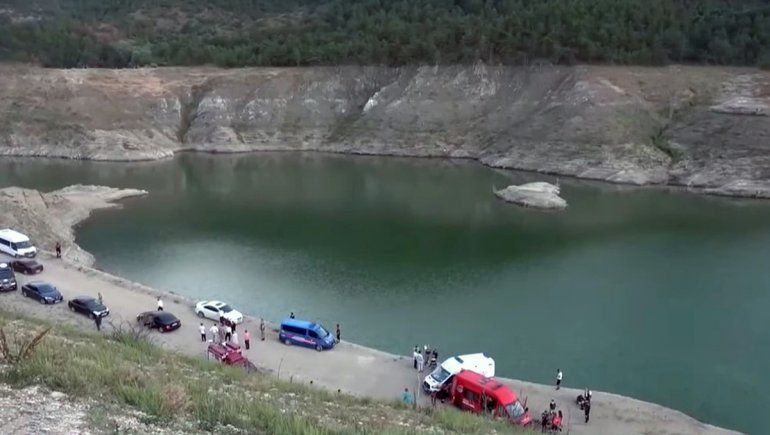 Encontraron de la mano a dos hermanitos ahogados