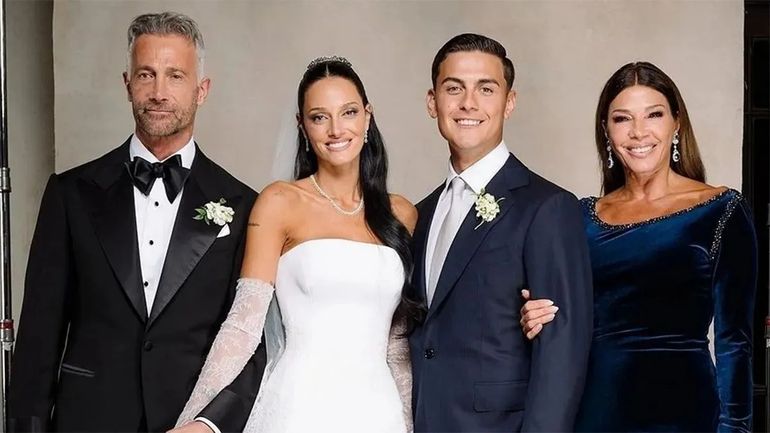 Paulo Dybala, junto a Ova Sabatini, Oriana y Cathy Fulop Paulo Dybala, junto a Ova Sabatini, Oriana y Cathy Fulop