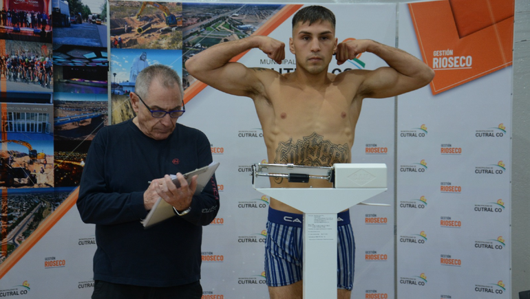 Noche de boxeo en Cutral Co: los pugilistas se sometieron al pesaje