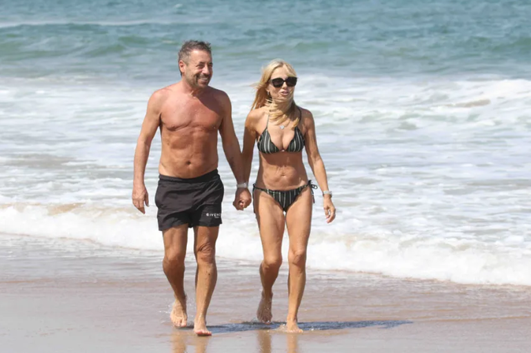 El empresario zapatero lució su renovada figura de la mano de su mujer, Graciela Papini.