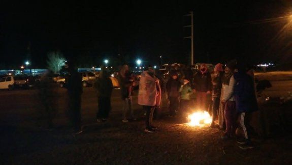 Sigue el corte de ruta en el ingreso a Plaza Huincul