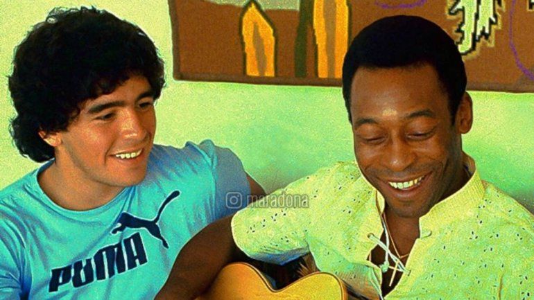 Maradona y Pelé con la guitarra en otros momentos de alegría.