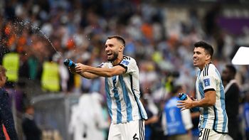 El neuquino Acuña festeja junto a Pezzella el pase a las semi de la Copa del mundo. El neuquino Acuña festeja junto a Pezzella el pase a las semi de la Copa del mundo.