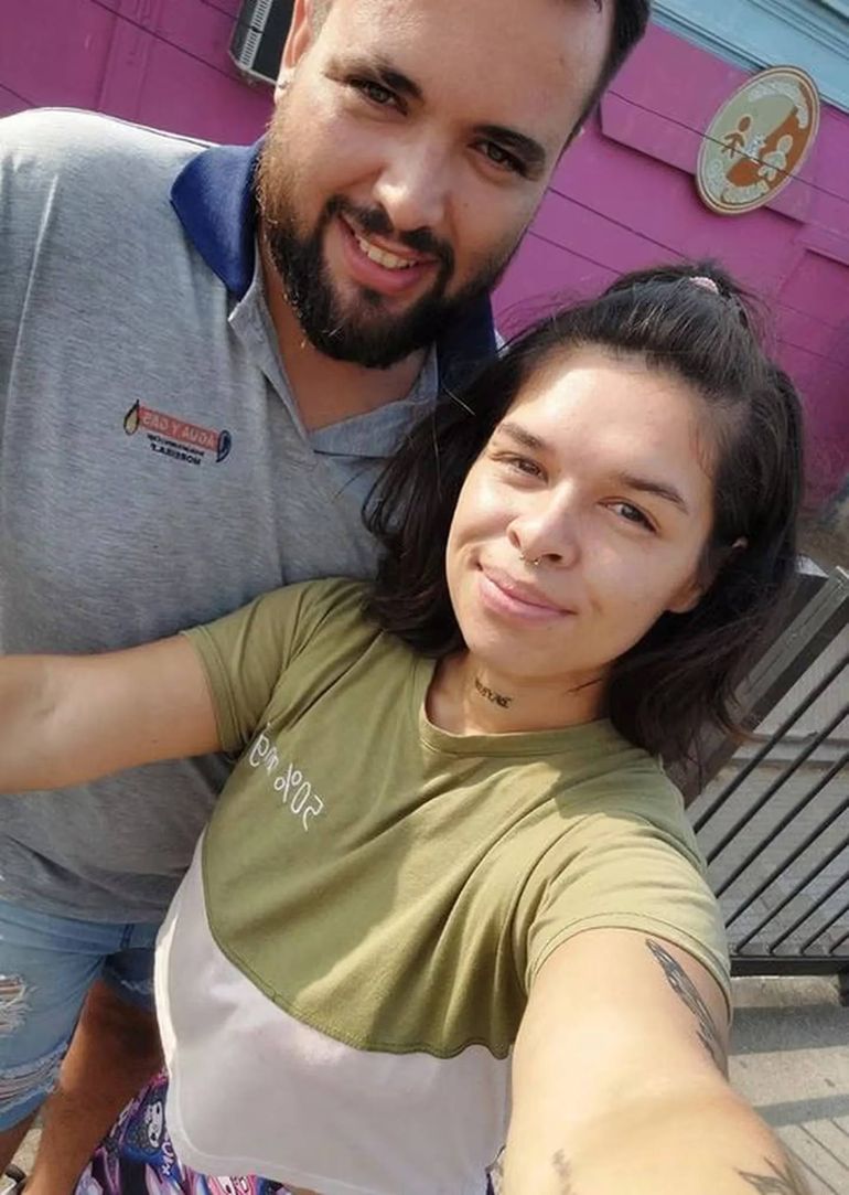 Brenda Sandoval, asesinada en Santa Fe, junto a su pareja, Franco Moreira, esperaban a su beba. Foto: Clarín. Brenda Sandoval, asesinada en Santa Fe, junto a su pareja, Franco Moreira, esperaban a su beba. Foto: Clarín.