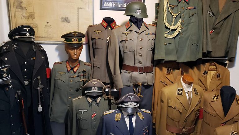 Lo detuvieron por pederasta y le encontraron un museo nazi