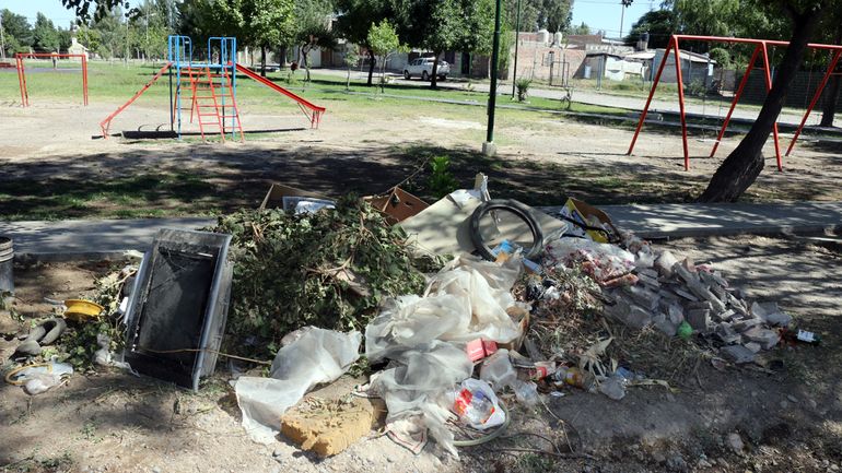 Microbasurales en Valentina Sur, un peligro para todo el río Limay