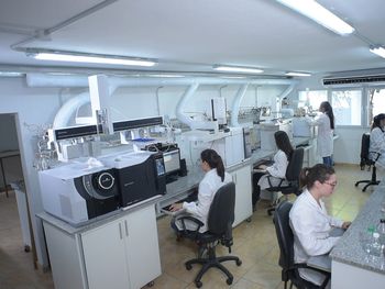 Los laboratorios centrales están en Villa Regina y Centenario.