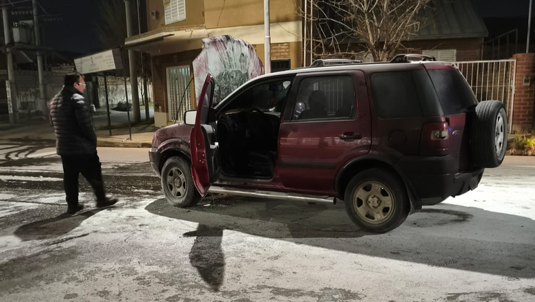 Los Bomberos acudieron rápidamente y apagaron el incendio desatado en el motor del auto. Los Bomberos acudieron rápidamente y apagaron el incendio desatado en el motor del auto.