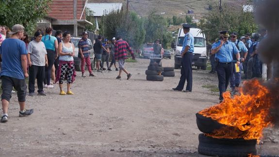 Piedrazos y fuego: vecinos echaron del barrio al violador que tenía domiciliaria