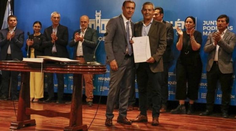 Los ex funcionarios de Omar Gutiérrez durante un recambio.&nbsp;