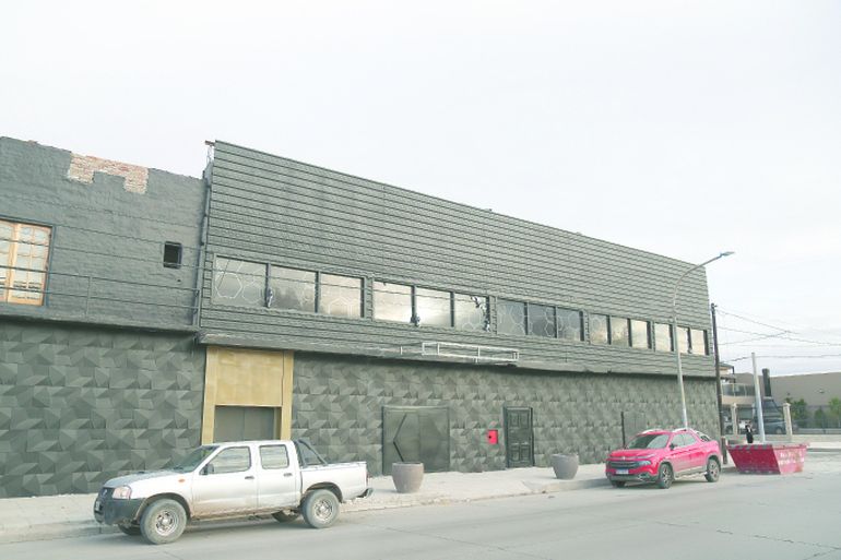 Las Palmas (ahora Sens) ha sido refaccionado por dentro y esperan inaugurarlo el 8 de julio. Las Palmas (ahora Sens) ha sido refaccionado por dentro y esperan inaugurarlo el 8 de julio.