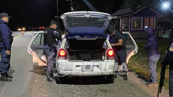 impactante operativo policial: recuperaron un auto robado y demoraron a dos personas impactante operativo policial: recuperaron un auto robado y demoraron a dos personas