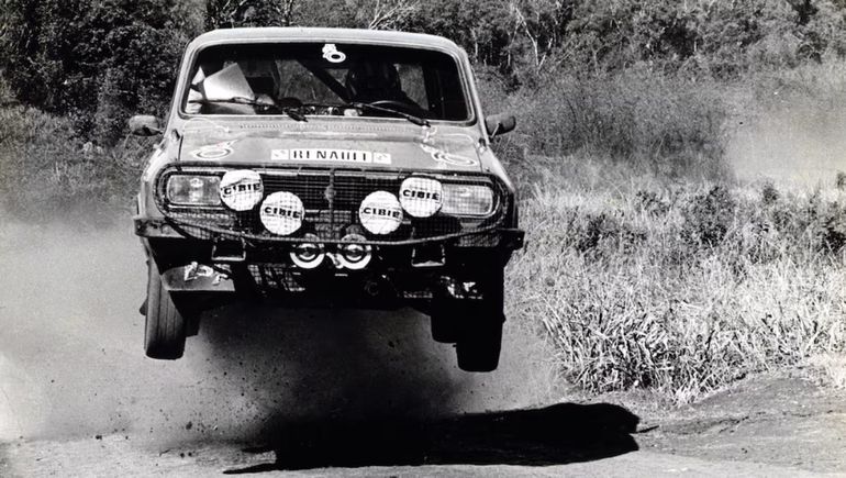 El vuelo del Renault 12 Alpine con Jorge Recalde al volante. El vuelo del Renault 12 Alpine con Jorge Recalde al volante.