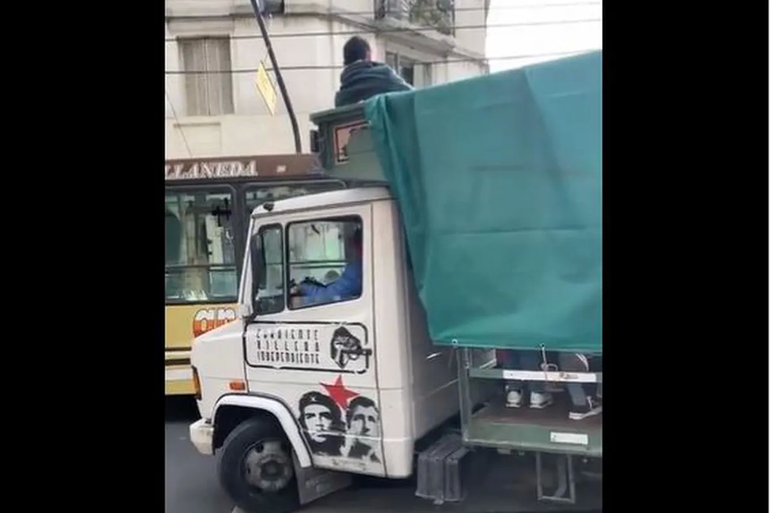 Polémica: el viral que muestra el traslado de manifestantes en un camión