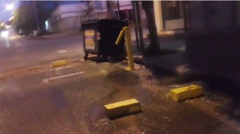 Otro caño roto: ahora inunda una zona del centro