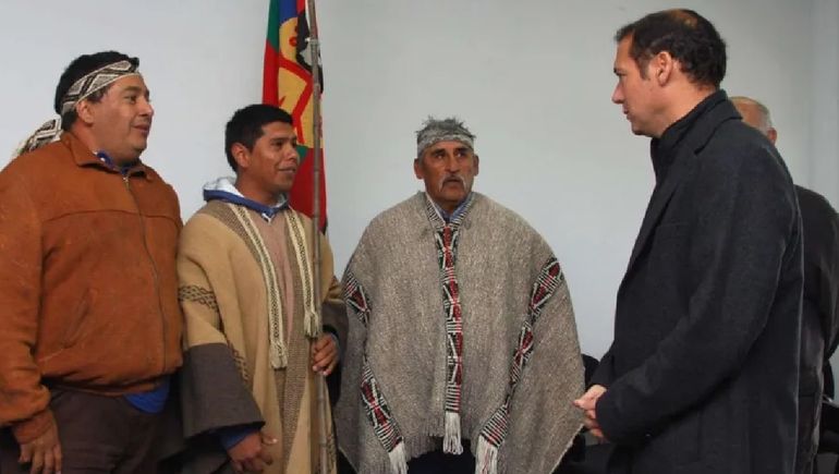 El exgobernador Omar Gutiérrez mantuvo buena relación con la comunidad Kaxipayiñ, que reclamó el istmo del Mari Menuco. Pese a que la ocupación de ese lugar fue después de 2006 fecha de corte del relevamiento de tierras mapuche, Provincia le reconoció la posibilidad de escrituración,. Ahora reclaman ese trámite adminitrativo como pendiente. Un acuerdo que hoy tuvo consecuencias en Vaca Muerta. El exgobernador Omar Gutiérrez mantuvo buena relación con la comunidad Kaxipayiñ, que reclamó el istmo del Mari Menuco. Pese a que la ocupación de ese lugar fue después de 2006 fecha de corte del relevamiento de tierras mapuche, Provincia le reconoció la posibilidad de escrituración,. Ahora reclaman ese trámite adminitrativo como pendiente. Un acuerdo que hoy tuvo consecuencias en Vaca Muerta.