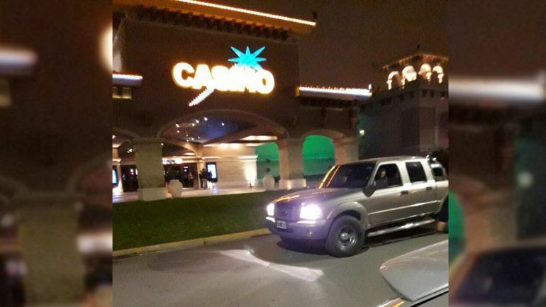 Las mujeres fotografiaron la camioneta del hombre que las agredió.