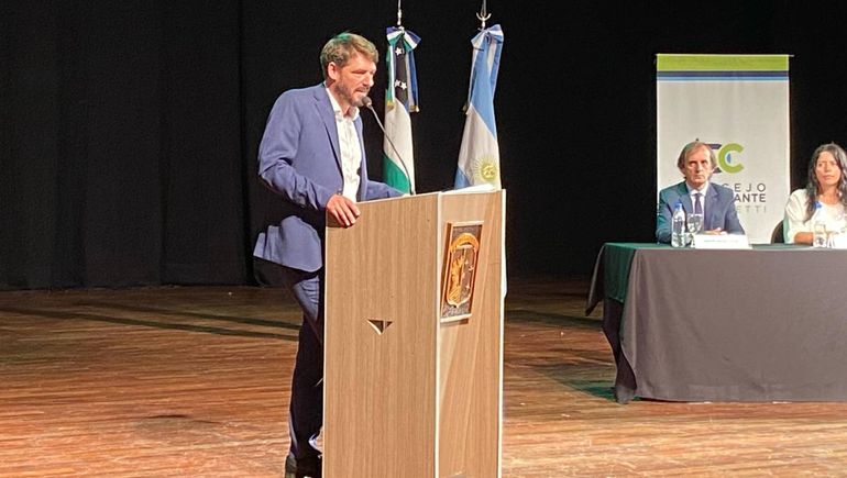 El intendente Rodrigo Buteler dando su discurso ante el Concejo Deliberante en Cipolletti