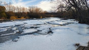 El río Curruhué estaba congelado en las proximidades de Junín de los Andes.