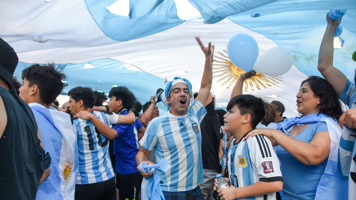 En 19 fotos, cómo se festejó el pase a octavos de la Selección en Neuquén thumbnail