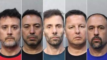 Para ser liberados, los argentinos acusados de robar en un shopping de Miami, tuvieron que pagar una fianza de 4.500 dólares. Para ser liberados, los argentinos acusados de robar en un shopping de Miami, tuvieron que pagar una fianza de 4.500 dólares.