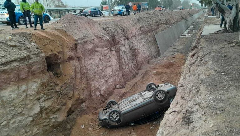 Cutral Co: perdió el control de su auto y cayó al canal frente al Cristo