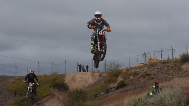 Nahuel Kriger se llevó la segunda manga en la pista de Esperanza y acaricia la corona.