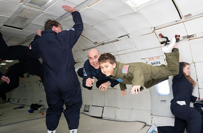 El niño experimentó la gravedad cero unas 18 veces, cada una con una duración de unos 30 segundos. El niño experimentó la gravedad cero unas 18 veces, cada una con una duración de unos 30 segundos.