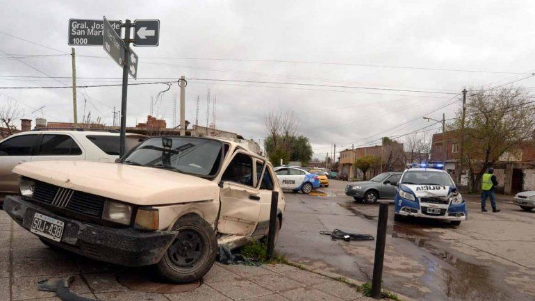 Violento choque entre un patrullero y un Fiat 147