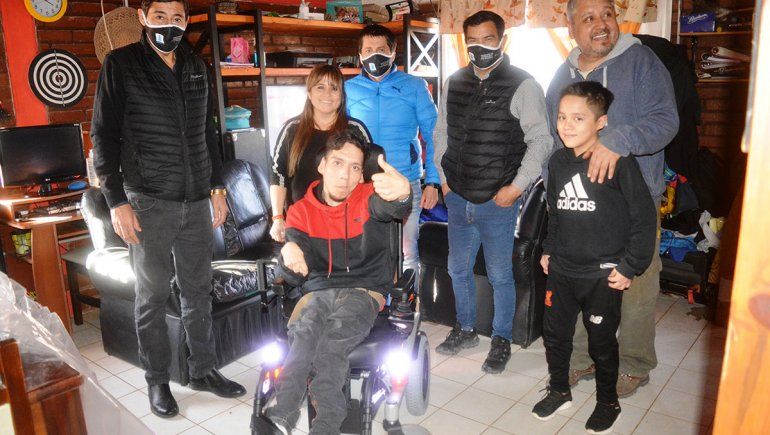 Facundo, feliz por su nueva silla de ruedas con motor