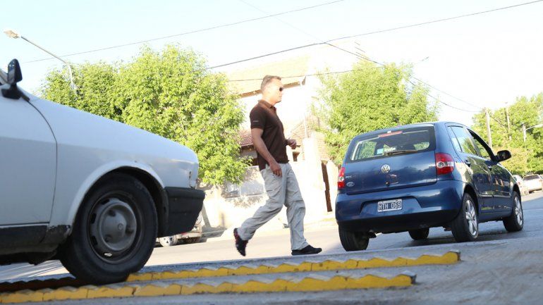 Transitar por la ciudad requiere de gran atención. Al mal estado de varias calles se le suman los nuevos reductores que