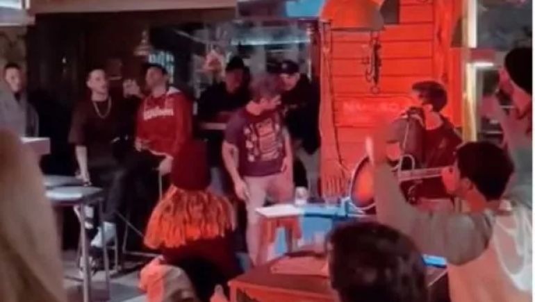 Wos pasó por Neuquén y se sumó al karaoke en una cervecería