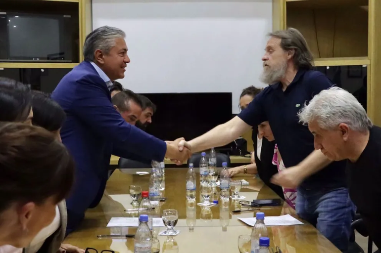 Gobernador Rolando Figueroa, saludando a Marcelo Guagliardo, del sindicato docente (ATEN), tras un acuerdo salarial. Gobernador Rolando Figueroa, saludando a Marcelo Guagliardo, del sindicato docente (ATEN), tras un acuerdo salarial.