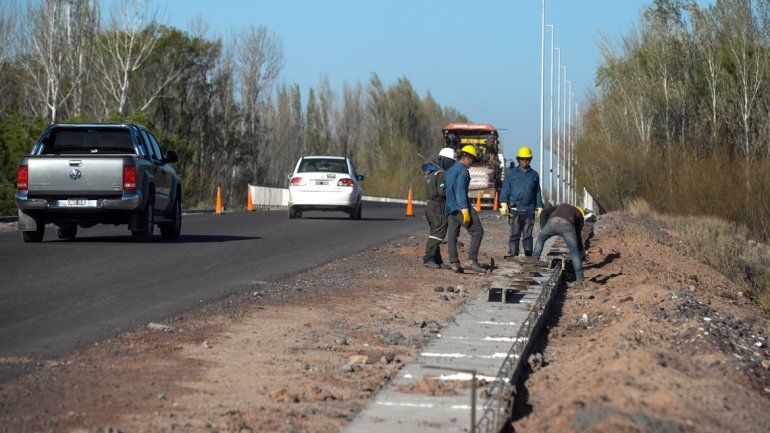 Los autos y camionetas siguen pasando por el tercer puente en obra.