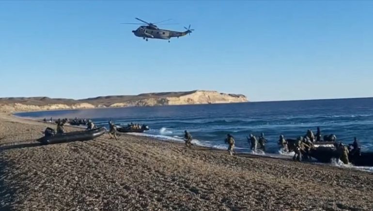 Las maniobras con fuerzas especiales de la Armada se realizaron en Playa Cracker