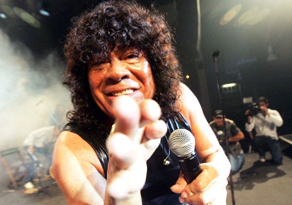 Impactante video: a La Mona se le escapó un testículo durante un show