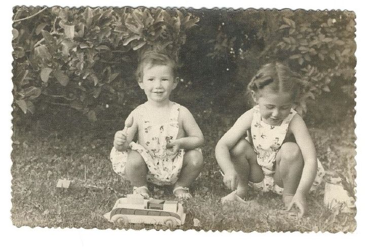 De pequeño juntando fruta con su hermana Martha en la chacra. Año 1947. Foto: gentileza familia Rosauer.