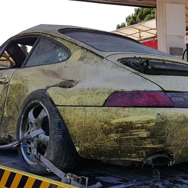 Estaba abollado y la sacaron kilos de barro del interior. (foto: @limoncellaprojekt ) Estaba abollado y la sacaron kilos de barro del interior. (foto: @limoncellaprojekt )