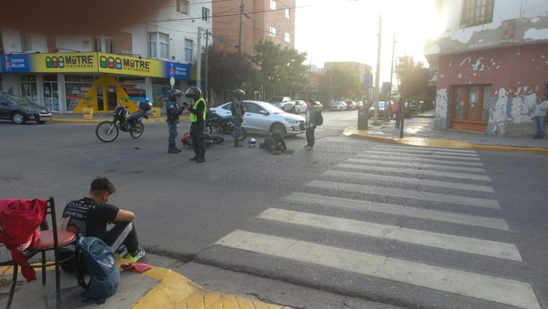 Grave choque en pleno centro y un vuelco misterioso en uno de los accesos a Neuquén