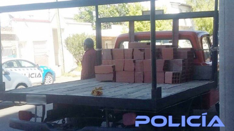 Los atraparon mientras se robaban ladrillos de una obra en contrucción
