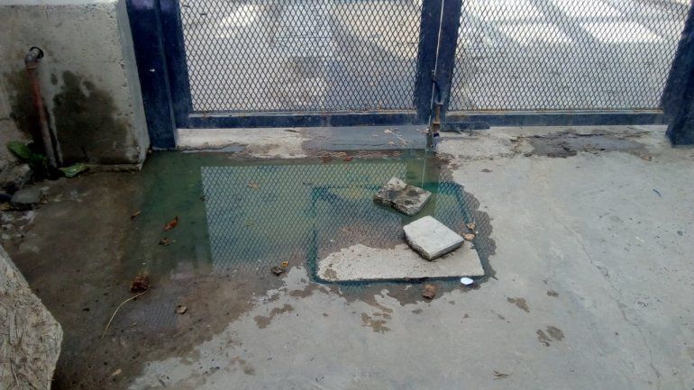 Vecina denunció que tras obra de asfalto los desbordes cloacales inundan su casa